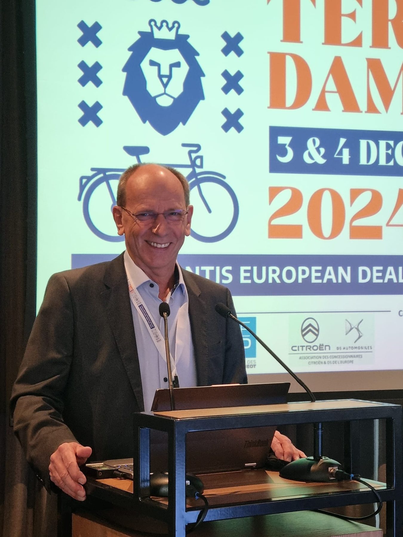 Eric achter het spreekgestoelte op de Europese dealerbijeenkomst
